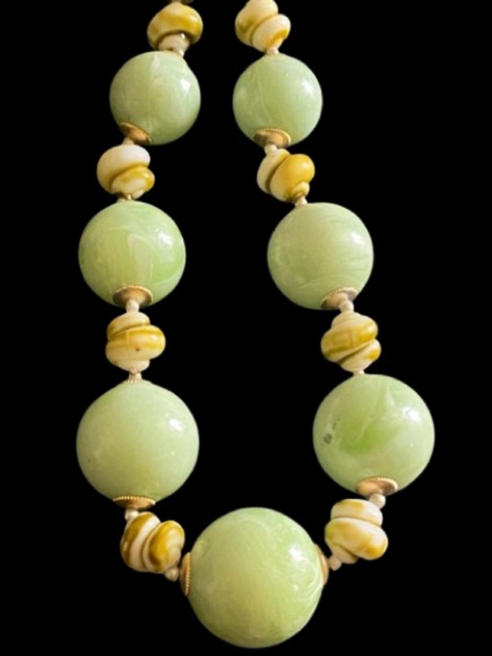 Vintage Graduated Marbled Jade Color Round Beads Necklace Snail Seashell Spacers